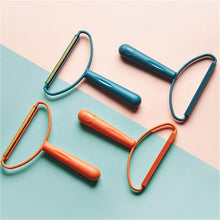 2-in-1 Portable Lint Remover – Long-Handle Brush & Sticky Roller for Clothes, Furniture & Carpets (1 Pc) the24kgal