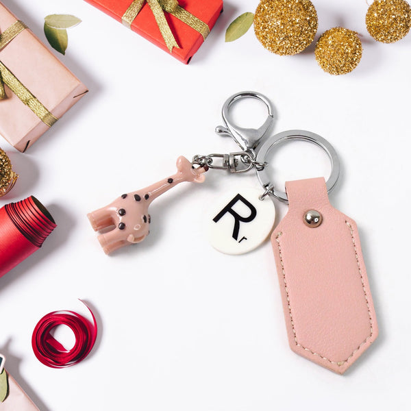 Charming Giraffe Keychain – A Touch of Whimsy for Your Everyday Essentials (1 Pc) the24kgal