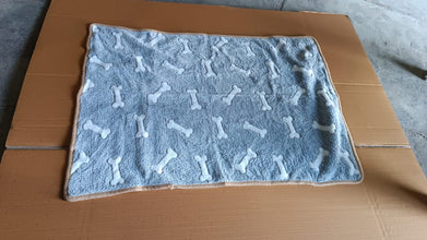 Pet Soft Cat Dog Blanket / Towel, Warm Sleep Mat (75×55 Cm / 1 Pc / Mix Color & Design) the24kgal